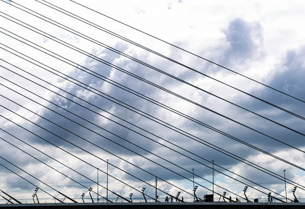 Bu Hollanda Rotterdam 'daki Erasmus köprüsünün bir ayrıntısı. Resim bir tekneden alınmıştır.