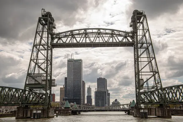 Kingbridge, Hollanda 'da Rotterdam. Köprü, trenin nehrin üzerinden geçmesi için kullanıldı. Şimdi trenler tünele giriyor. Bu çerçeveyi sevdim. Bir turist teknesinden alınmış. 