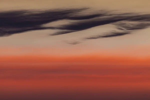 Gün batımında bulutlar. Gün batımında bulutlar tarafından uçuruldum. Plajda yürüyordum ve genelde sarı ya da pembe tonlarımız olur. Bu akşam özeldi. Gökyüzünde canlı, soyut bir tablomuz vardı.