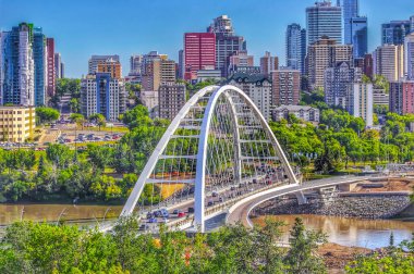 Yazın Edmonton Nehri Vadisi 'nin Panoramik Manzarası