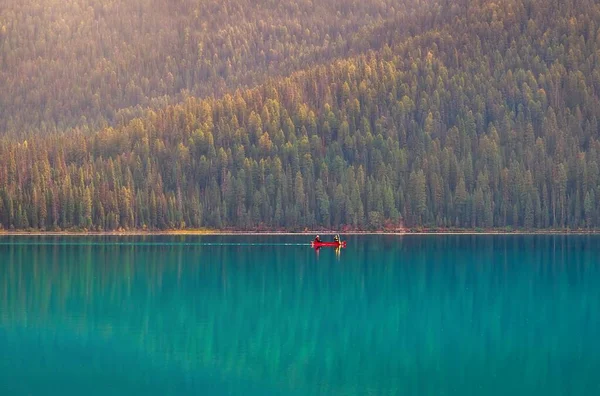 Canoa Lago Esmeralda Iluminado Por Sol — Foto de Stock