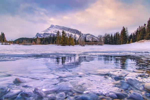 Rano Niebo Nad Zamarzniętym Banff Mountain Lake — Zdjęcie stockowe