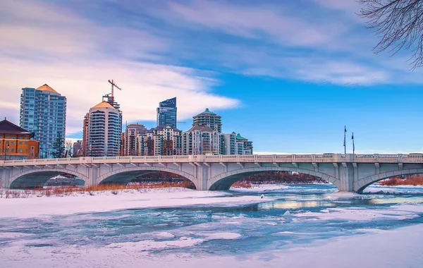 Calgary Bridge Frozen Bow River — Stock Photo, Image