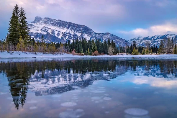 Téli Mountain Reflections Banff Nemzeti Park — Stock Fotó