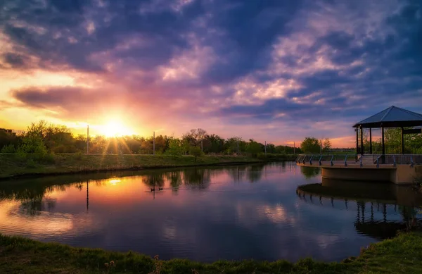 Sonnenaufgangsreflexionen Auf Einem Parksee — Stockfoto