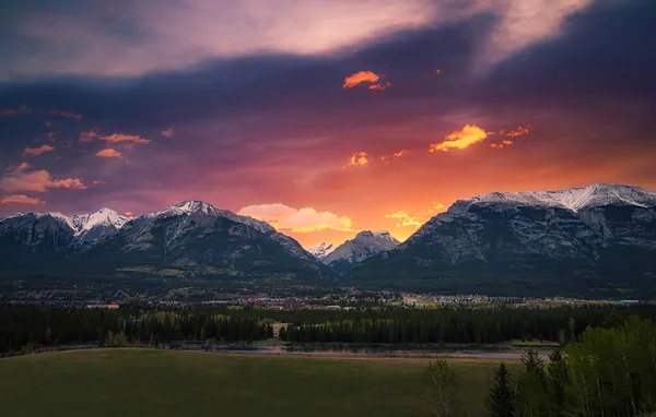 Gündoğumu Bulutları Canmore Dağlarının Üzerinde — Stok fotoğraf