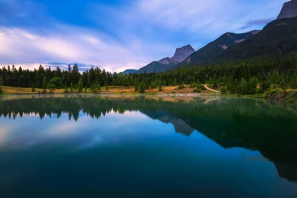 Blue Sky Reflexiones Quarry Lake Mountain Park — Foto de Stock
