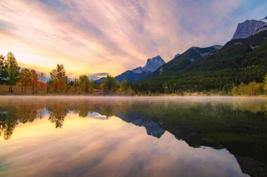 Renkli Gündoğumu Quarry Lake Park 'a yansıyor