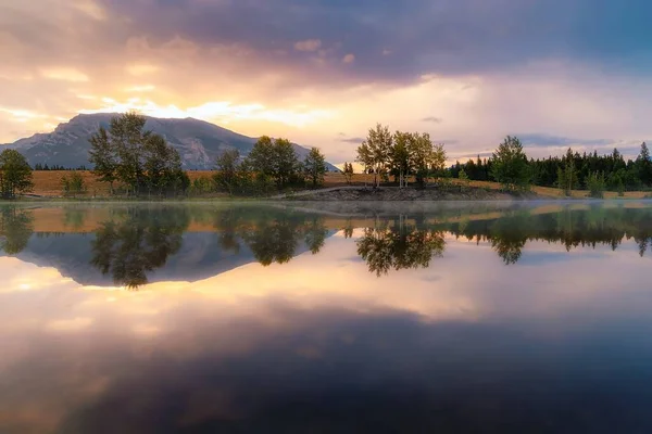 Zonsopgang Wolken Quarry Lake Mountain Park — Stockfoto