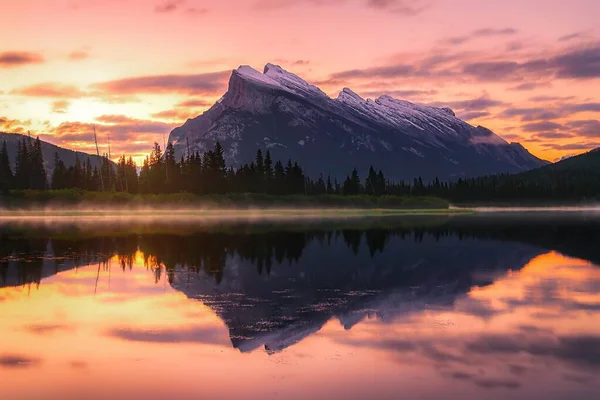 Napkelte Ragyog Tükröződik Vermilion Tavak Banff — Stock Fotó
