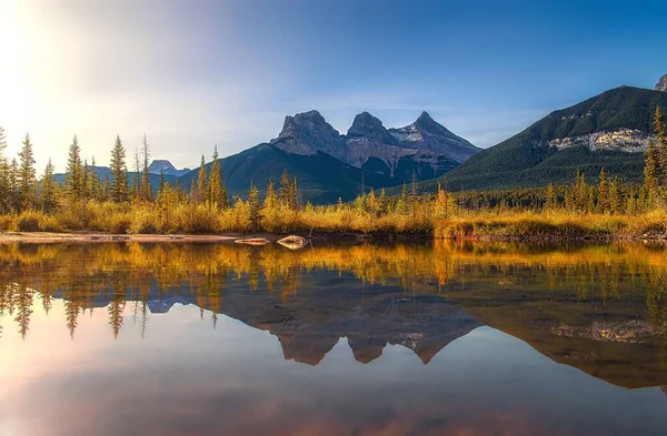 Három Nővér Mountain Reflections Napkeltekor — Stock Fotó