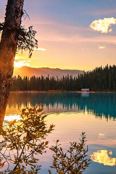 Cielo Del Amanecer Brillando Sobre Lago Louise — Foto de Stock