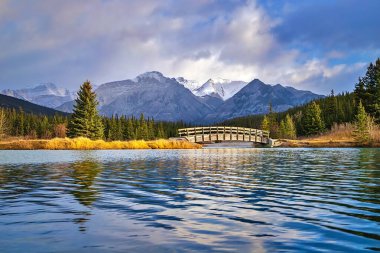 Şelale Göletlerindeki Dağların Üzerindeki Bulutlu Gökyüzü