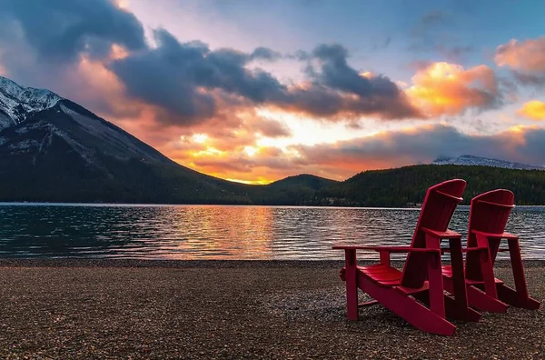 Adirondack Καρέκλες Θέα Λίμνη Minnewanka Στην Ανατολή Του Ηλίου — Φωτογραφία Αρχείου