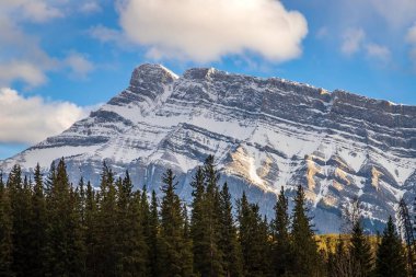Mavi Bulutlu Gök Banff Dağlarının Üzerinde