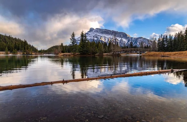 Reflexiones Nubladas Panorámicas Sobre Lago Banff Park —  Fotos de Stock