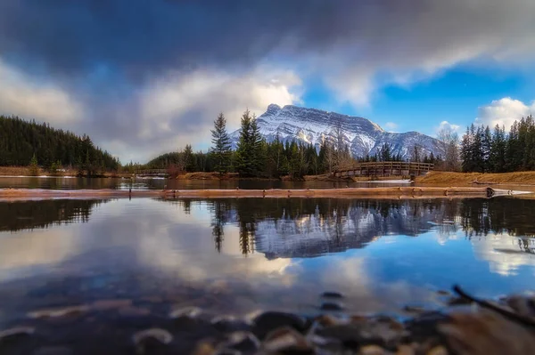 Moody Reflexiones Sobre Lago Banff —  Fotos de Stock