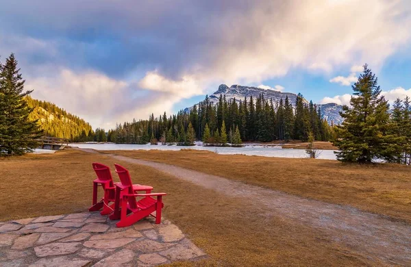 Adirondack Chairs Overlooking Banff Mountains Sunset — Photo