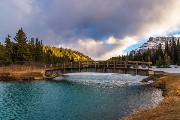 Nuages Ensoleillés Dessus Lac Banff Mountain Park — Photo