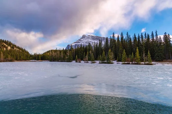 Sunlit Clouds Frozen Mountain Lake — ストック写真