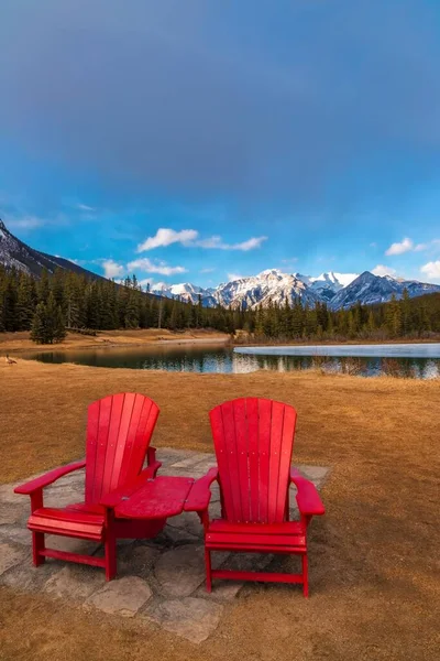 Adirondack Chairs Cascade Ponds Banff — Zdjęcie stockowe