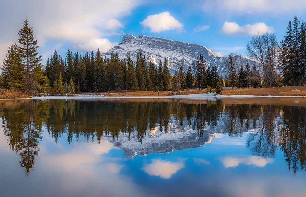 Blue Sky Mountain Réflexions Sur Lac Banff — Photo