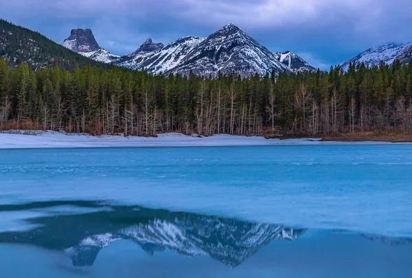 Réflexions Montagne Sur Lac Partiellement Gelé — Photo