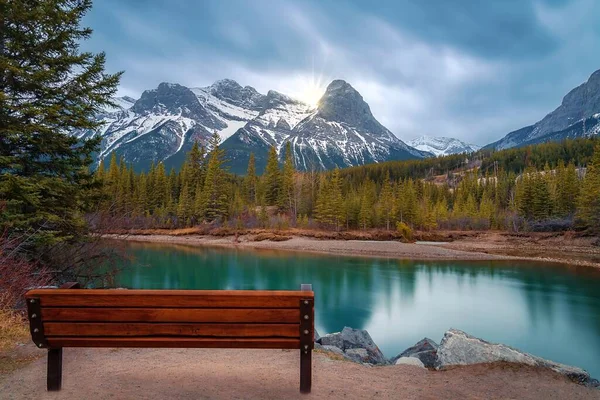 Banc Surplombant Les Montagnes Rivière Canmore — Photo