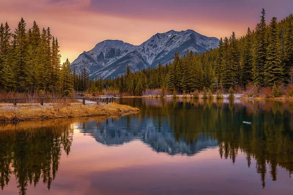Zonsopgang Reflecties Een Mountain Lake — Stockfoto