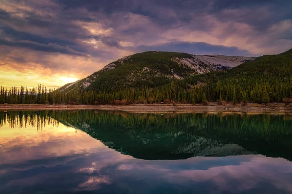 Beautiful Sunrise Mountain Lake Kananaskis — Stockfoto