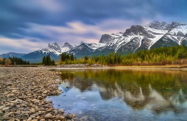 Lange Blootstelling Bergachtige Reflecties Canmore — Stockfoto