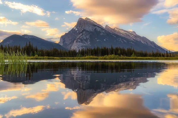 Sunrise Reflections Vermilion Lakesin Banff — Photo