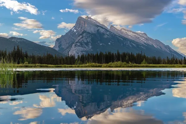 Scenic Mountain Reflections Vermilion Lakes Summer Day Banff — 图库照片