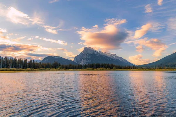Beautiful Lake Banff Mountains Sunny Summer Morning — Photo