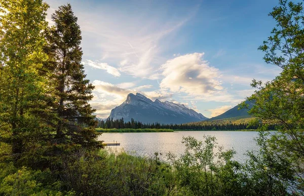 Sunny Sky Glowing Mountains Vermilion Lakes — 图库照片