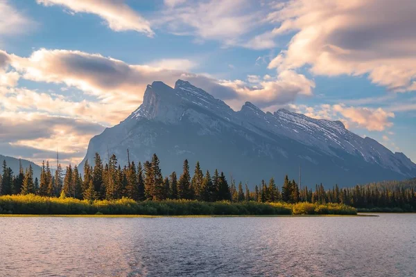 Yazın Banff Ulusal Parkı Nda Güzel Gün Doğumu — Stok fotoğraf