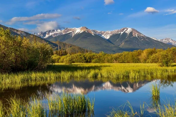 Banff Gölü Ndeki Panoramik Dağ Yansımaları — Stok fotoğraf