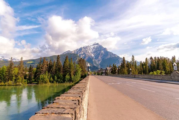 Bright Sky Road Leading Banff — Φωτογραφία Αρχείου