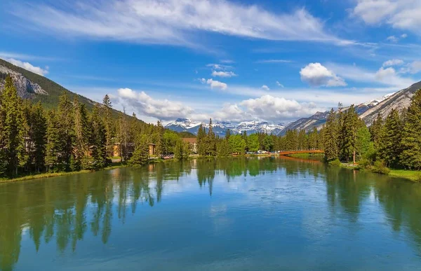 Beautiful Landscape River Flowing Banff Mountains — Φωτογραφία Αρχείου