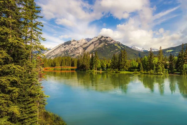 Bright Blue Cloudy Sky Banff River Valley — 图库照片