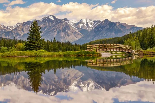 Summer Mountain Reflections Cascade Ponds — 图库照片