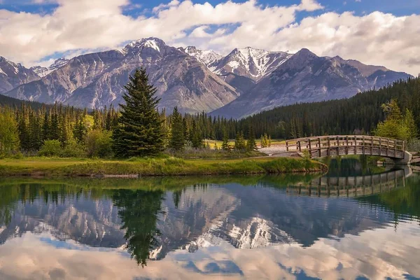 Hegyek Tükröződnek Kaszkádi Tavakon Banff Ben — Stock Fotó