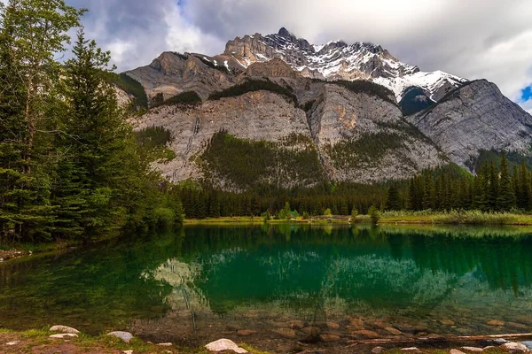 Cloudy Sky Summer Lake Banff National Park — kuvapankkivalokuva