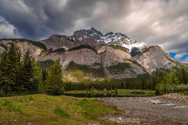 Beautiful Landscape Mountains Clouds Banff — Stock Photo, Image