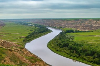 Drumheller 'daki Kızıl Geyik Nehri' nin üzerinde Bulut Gökyüzü