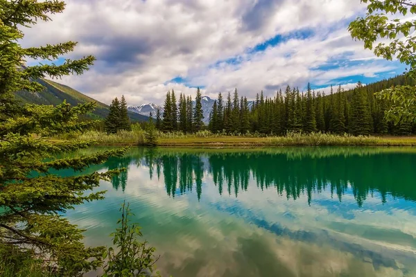 Reflexiones Panorámicas Sobre Estanques Cascada Parque Nacional Banff — Foto de Stock