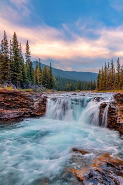 Sunrise Sky Koyun Nehri Şelalesinde