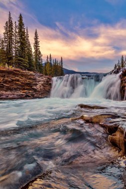 Gündoğumunda Koyun Nehri Şelalesi