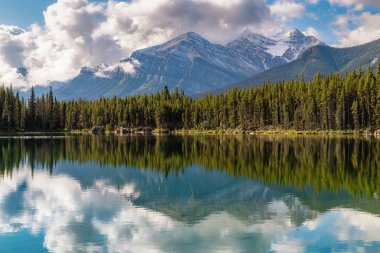 Alberta Gölü 'ndeki Panoramik Dağ Yansımaları