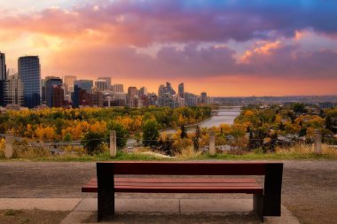 Gün doğumunda Calgary şehir merkezindeki Bench Gözcüsü